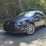 Volkswagen Golf 7 bleu foncé vue de trois quarts avant
