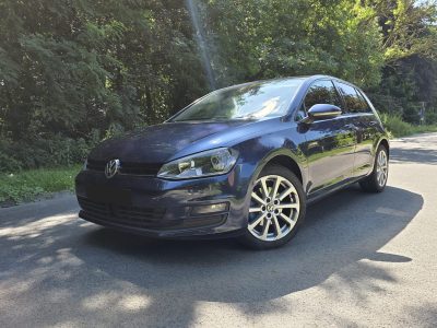 Volkswagen Golf 7 bleu foncé vue de trois quarts avant