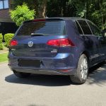 Volkswagen Golf 7 bleu foncé vue de trois quarts arrière