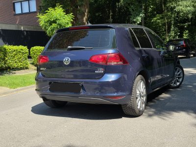 Volkswagen Golf 7 bleu foncé vue de trois quarts arrière
