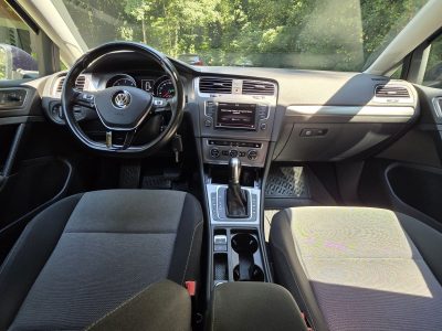 Planche de bord et volant de la Volkswagen Golf 7