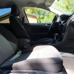 Habitacle de la Volkswagen Golf 7 vu depuis la portière ouverte