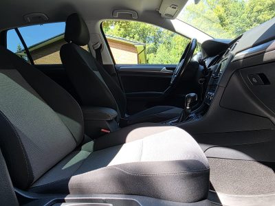 Habitacle de la Volkswagen Golf 7 vu depuis la portière ouverte