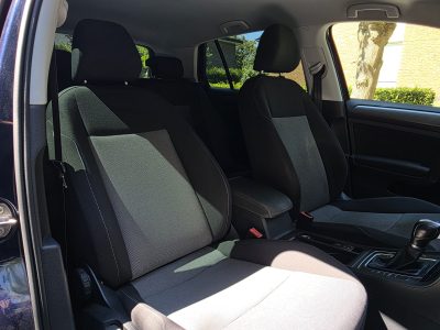 Sièges avant de la Volkswagen Golf 7 vus côté passager