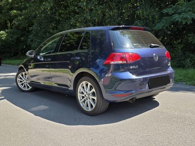 Face arrière de la Volkswagen Golf 7 avec hayon et feux