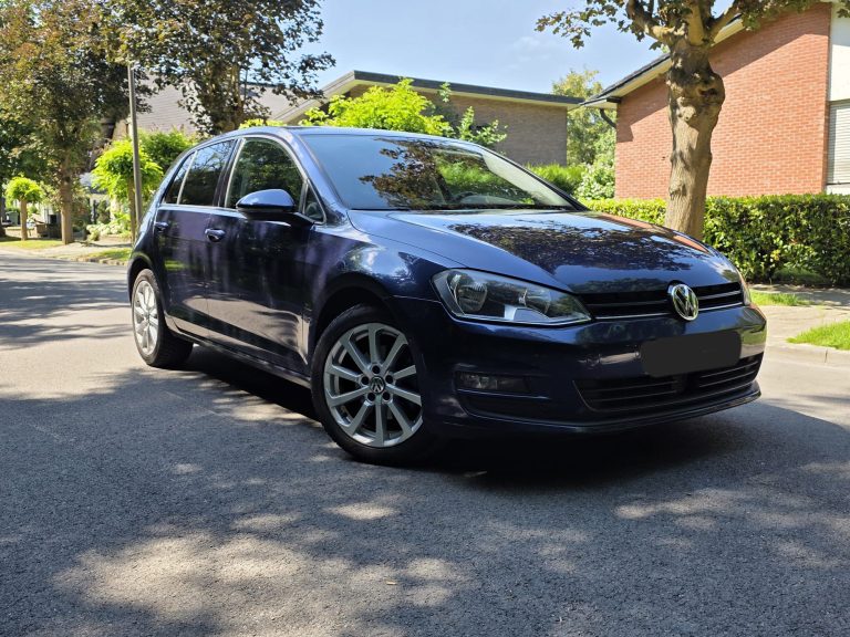 Face avant de la Volkswagen Golf 7 bleu foncé