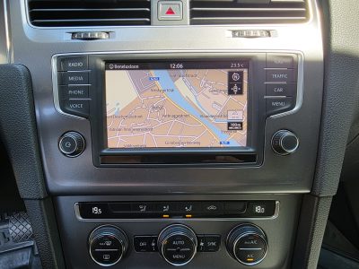 Écran de navigation de la Volkswagen Golf 7 affichant une carte