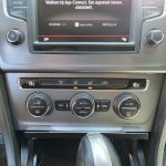 Commandes de climatisation et console centrale de la Volkswagen Golf 7