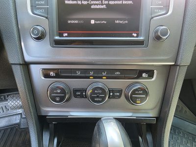 Commandes de climatisation et console centrale de la Volkswagen Golf 7