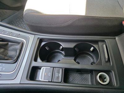 Porte-gobelets et rangement central de la Volkswagen Golf 7