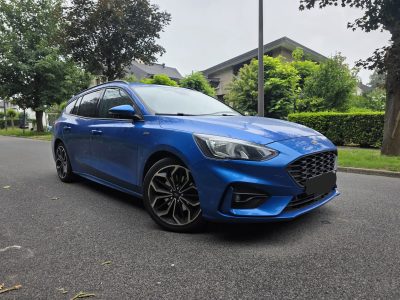 Ford Focus ST-Line bleue de 2019 vue de trois quarts avant