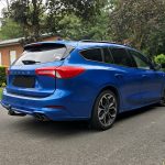Ford Focus ST-Line break bleue vue de trois quarts arrière