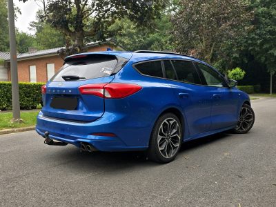 Ford Focus ST-Line break bleue vue de trois quarts arrière