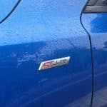 Écusson ST-Line sur l’aile de la Ford Focus bleue
