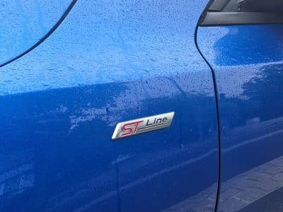 Écusson ST-Line sur l’aile de la Ford Focus bleue