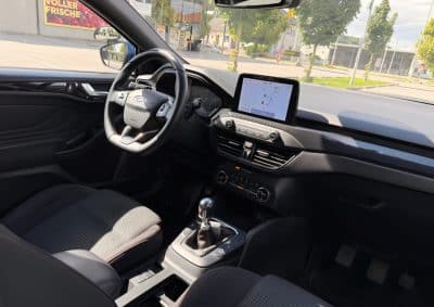 Tableau de bord, volant et écran tactile de la Ford Focus ST-Line