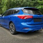 Ford Focus ST-Line break bleue vue de l’arrière trois quarts