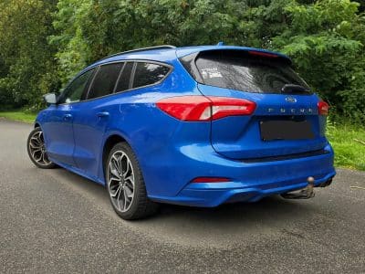 Ford Focus ST-Line break bleue vue de l’arrière trois quarts