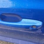 Poignée de porte de la Ford Focus ST-Line bleue