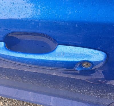 Poignée de porte de la Ford Focus ST-Line bleue