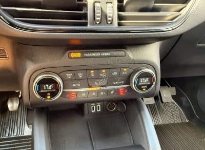 Commandes de climatisation et console centrale de la Ford Focus ST-Line