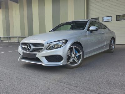 Mercedes C200 Coupé gris de 2016 vu de trois quarts avant