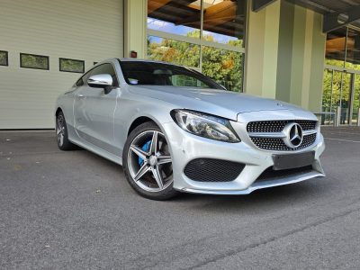 Face avant de la Mercedes C200 Coupé avec calandre et jantes alliage