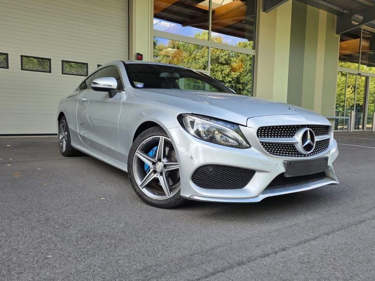Face avant de la Mercedes C200 Coupé avec calandre et jantes alliage