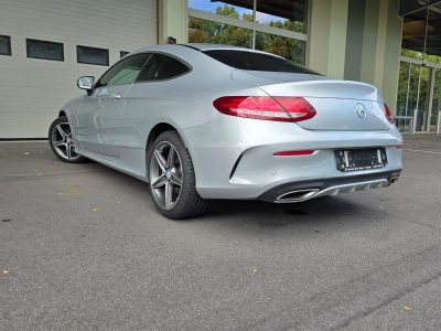 Mercedes C200 Coupé gris vu de trois quarts arrière