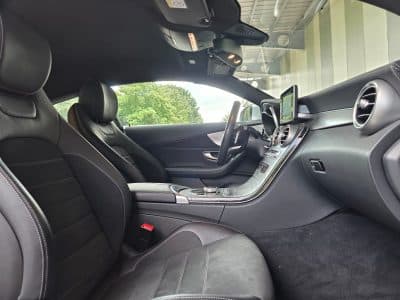 Habitacle de la Mercedes C200 Coupé vu depuis la portière ouverte