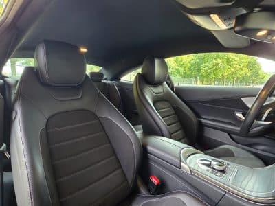 Sièges avant en cuir noir de la Mercedes C200 Coupé