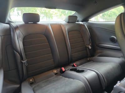 Banquette arrière en cuir noir de la Mercedes C200 Coupé
