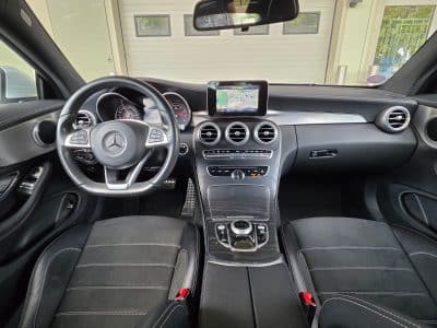 Tableau de bord et volant de la Mercedes C200 Coupé