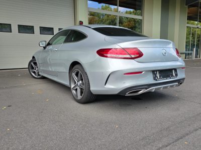 Arrière de la Mercedes C200 Coupé avec feux et double sortie d’échappement