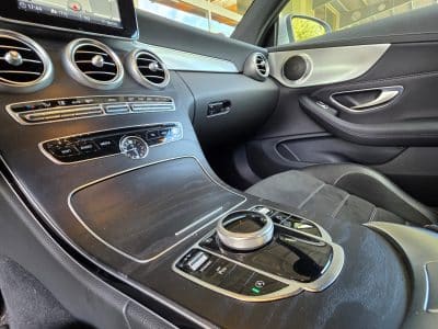 Sélecteur de vitesses et commandes centrales de la Mercedes C200 Coupé