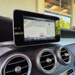 Écran multimédia affichant la navigation dans la Mercedes C200 Coupé