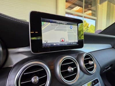 Écran multimédia affichant la navigation dans la Mercedes C200 Coupé