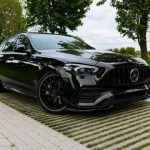 Mercedes C300 hybride break noire vue de trois quarts avant