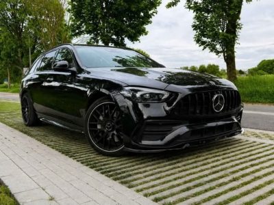 Mercedes C300 hybride break noire vue de trois quarts avant