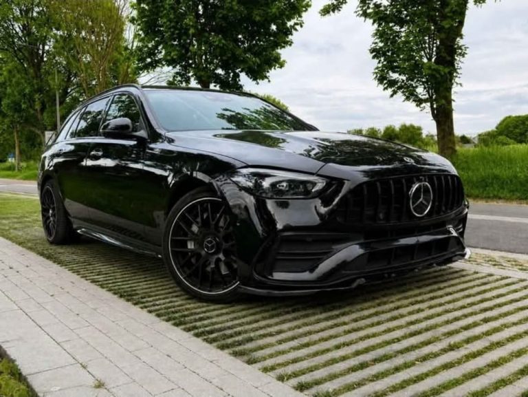 Mercedes C300 hybride break noire vue de trois quarts avant