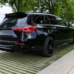 Mercedes C300 hybride break noire vue de trois quarts arrière