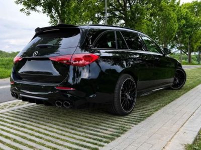 Mercedes C300 hybride break noire vue de trois quarts arrière