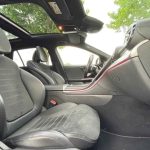 Sièges avant de la Mercedes C300 sous le toit panoramique