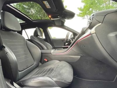 Sièges avant de la Mercedes C300 sous le toit panoramique