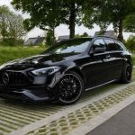 Mercedes C300 hybride break noire vue de face en légère plongée
