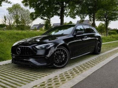 Mercedes C300 hybride break noire vue de face en légère plongée