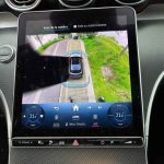 Écran affichant la vue caméra 360° de la Mercedes C300