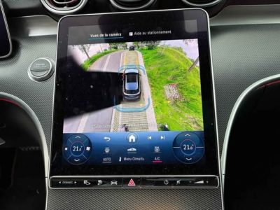 Écran affichant la vue caméra 360° de la Mercedes C300