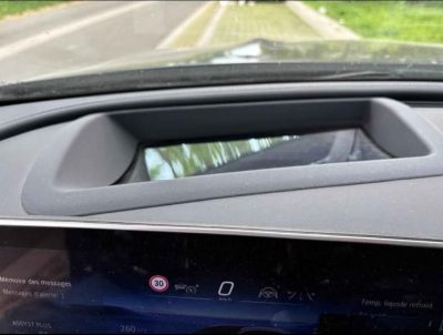 Éclairage d’ambiance et planche de bord de la Mercedes C300