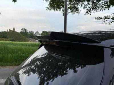Ligne de toit et becquet arrière de la Mercedes C300 break